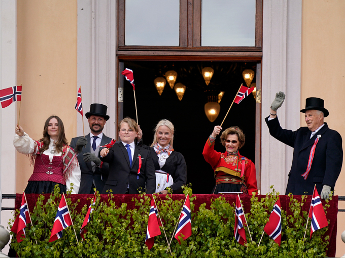 The Royal Family waves from the Palace Balcony. Photo: Lise Åserud, NTB scanpix.